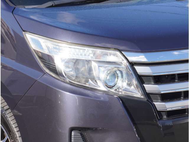 【LEDヘッドライト】悪天候や夜間走行時も良好な視界を確保し安心して運転できる高輝度LEDヘッドライトを装備。明るい上に点灯速度が早く消費電力も抑えられています。