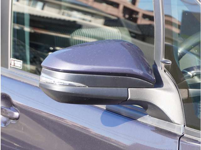 ウインカー付きのサイドミラーで対向車への視認性も良く事故防止にも役立ちます！