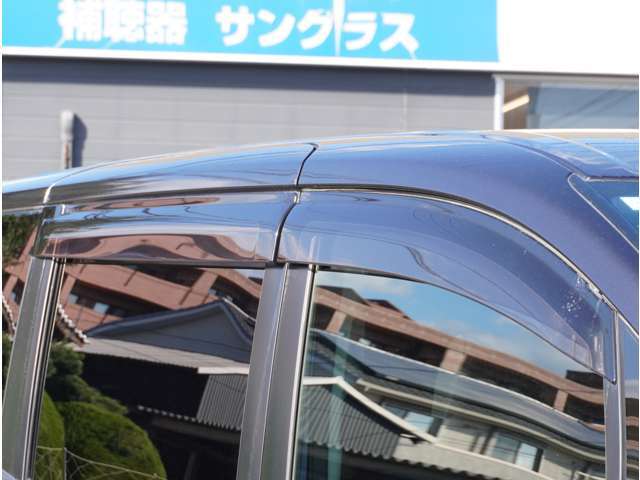 バイザーも付いています！雨の日でも室内の換気ができますよ！