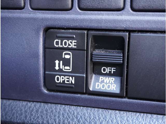 【電動スライドドア】ボタンを押すだけでスライドドアの開閉が可能。もちろんキーからの操作も可能。お子様を抱いている時・両手いっぱいの荷物を持ってる時など非常に役立ちます。