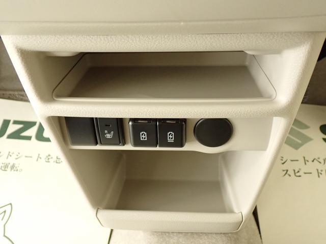 足元にも小物収納があります。
