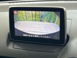 【バックカメラ】駐車時に後方がリアルタイム映像で確認できます。大型商業施設や立体駐車場での駐車時や、夜間のバック時に大活躍！運転スキルに関わらず、今や必須となった装備のひとつです！