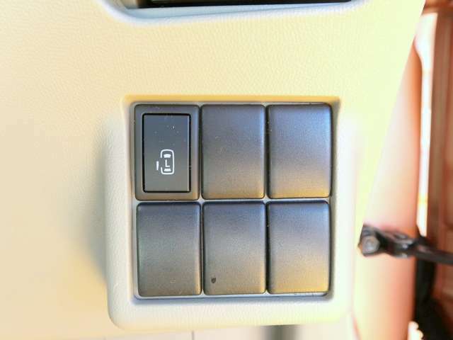 自動ドアのスイッチも運転席にあり安全確認をしながらの操作が出来ます。挟み込み防止もあり小さなお子様がいても安心です！