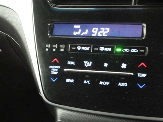 使いやすい位置に配置されたエアコンスイッチパネル。オートエアコンでいつも車内は適切な温度に保たれます。