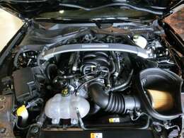 GT350には5.2L自然吸気V8エンジンが搭載される。ハイパフォーマンスな自然吸気エンジンを謳う。