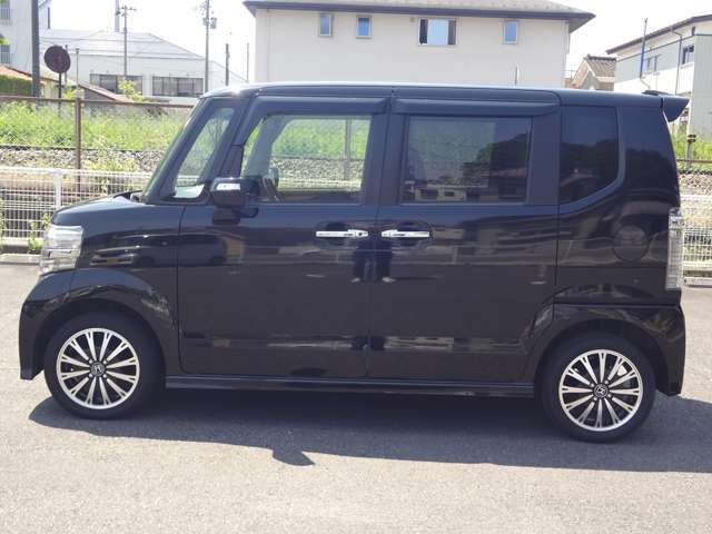 両側パワースライドドアなので乗り降りや荷物の積み下ろしも楽々です！