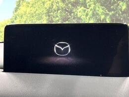 【10.25インチマツダコネクト】車内の雰囲気にマッチした大型ディスプレイ。スマホ接続でのナビ使用やBluetooth再生等、様々な機能が楽しめます。直感的なダイヤル操作が可能で、使い勝手も良好です。