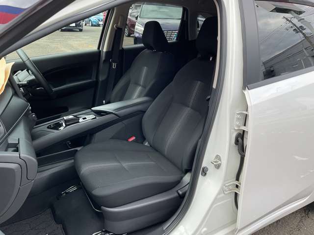 助手席も広々としており快適にお過ごし頂けます。