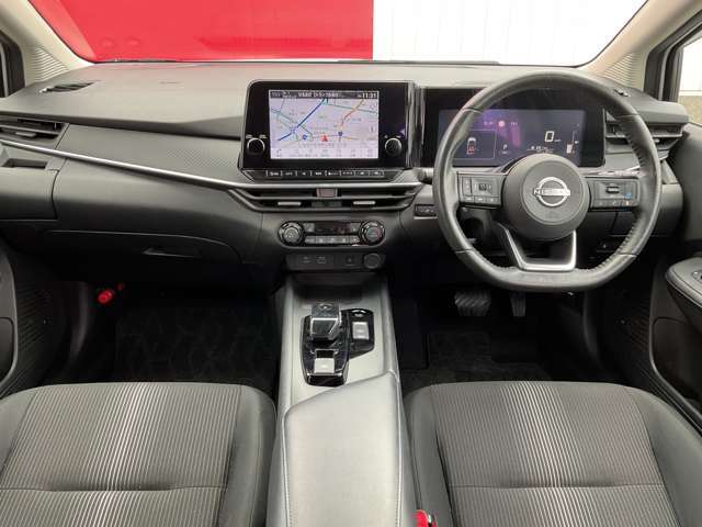 ますますドライブが楽しくなる、明るく開放的な運転席まわりです。