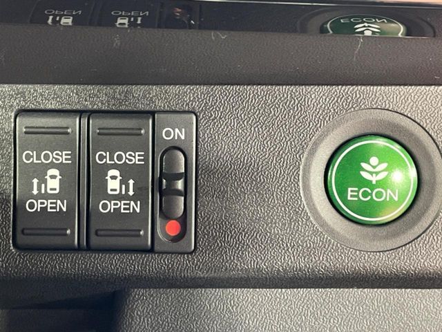 【両側スライドドア】駐車場で隣の車との間隔が狭く乗りにくい時、スライドドアなら安心！ドアオープン時も幅を取らず、開口部が広いので乗り降りがとっても簡単です。大きな荷物の出し入れも後席から可能♪