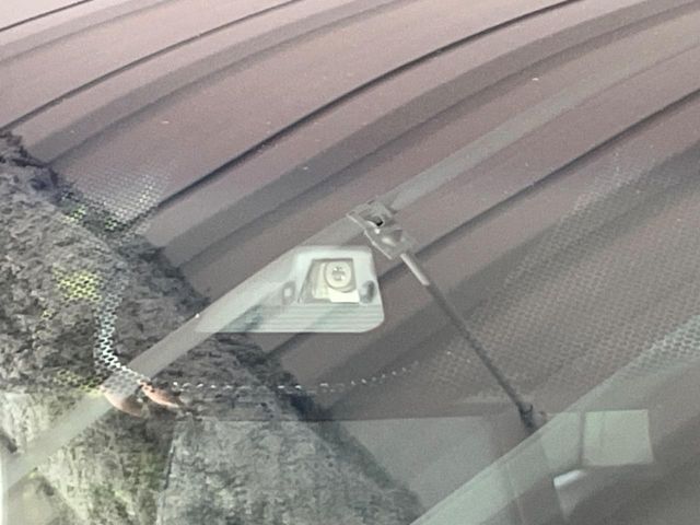 【ホンダセンシング】走行中に前方の車両等を認識し、衝突しそうな時は警報とブレーキで衝突回避と被害軽減をアシスト。より安全にドライブをお楽しみいただけます。