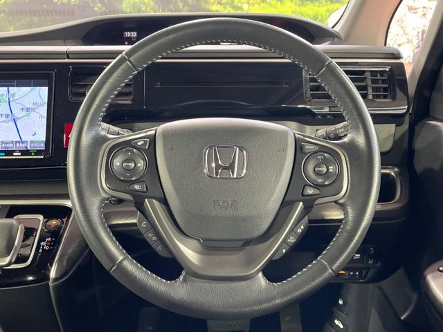 【純正革巻きステアリング】上質な革を使用することで、手にしっかり馴染みとても運転しやすいハンドルです♪