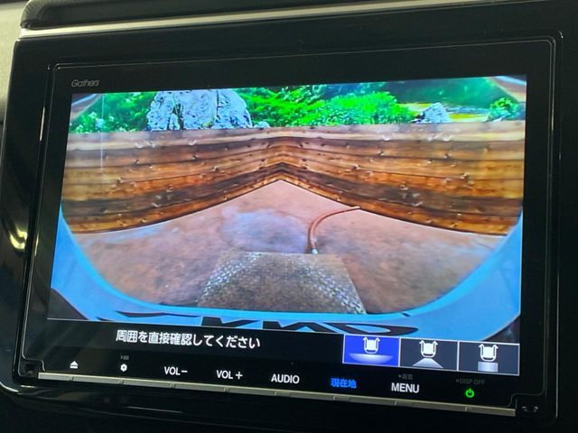 【バックカメラ】駐車時に後方がリアルタイム映像で確認できます。大型商業施設や立体駐車場での駐車時や、夜間のバック時に大活躍！運転スキルに関わらず、今や必須となった装備のひとつです！