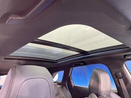 ●サンルーフ：開放感たっぷりの希少装備、サンルーフが装着されています！車内に明かりを取り入れたり景色を楽しむ以外にも、車内の空気も簡単に換気できて快適です！