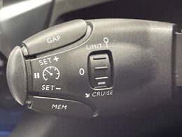 ●レーダークルーズコントロール：前の車との車間距離を一定にとりつつ、一定速度で自動走行してくれる次世代のクルーズコントロール！主に高速道路や自動車専用道路で使用する便利な機能です！