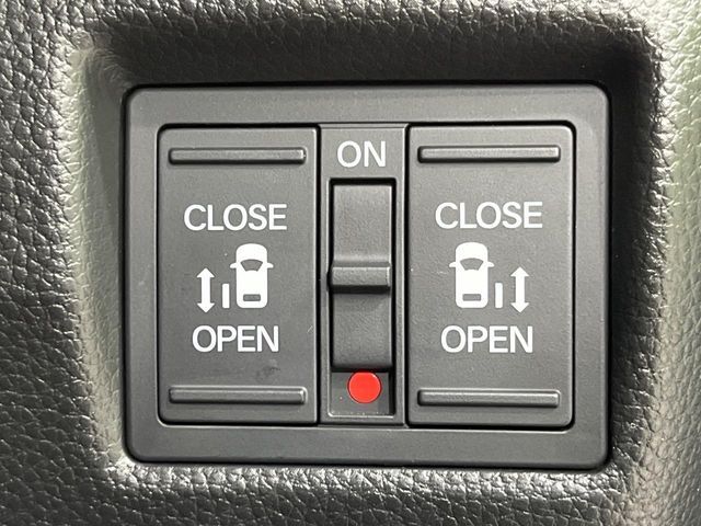 【両側パワースライドドア】スマートキーや運転席のスイッチで後席両側スライドドアの開閉が可能♪電動だから力を入れてドアを開ける必要が無く、小さなお子様でも簡単に開け閉めでき快適です♪