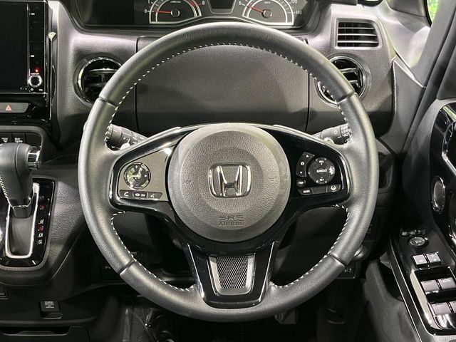 【純正革巻きステアリング】上質な革を使用することで、手にしっかり馴染みとても運転しやすいハンドルです♪