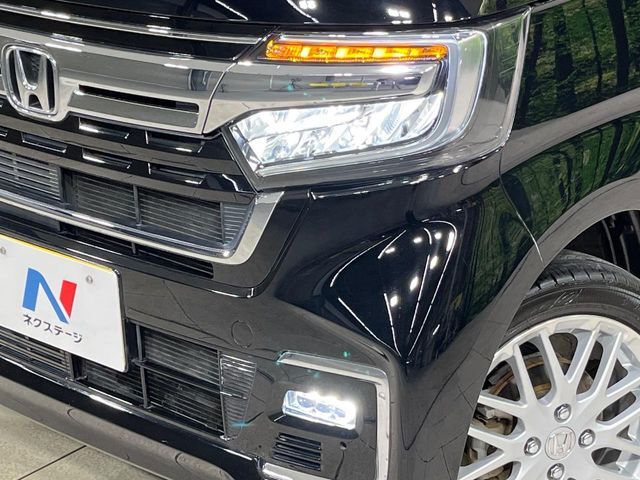 【LEDヘッドライト】悪天候や夜間走行時も良好な視界を確保し安心して運転できる高輝度LEDヘッドライトを装備！点灯速度が早く、消費電力も抑えられています。
