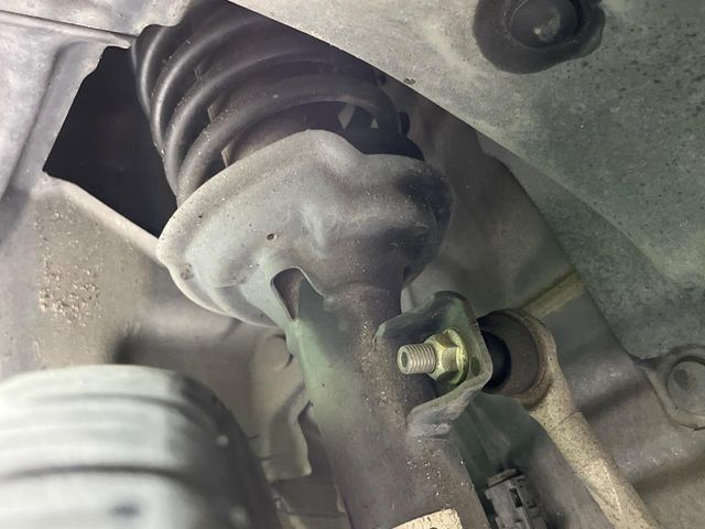お車を安心してお乗りいただく為には、足回りの定期点検が欠かせません。サービスサポート（有償保証）では無料点検もご提供しており、安心のカーライフをお過ごしいただけるサポート体制が整っています。
