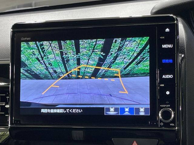 【バックカメラ】駐車時に後方がリアルタイム映像で確認できます。大型商業施設や立体駐車場での駐車時や、夜間のバック時に大活躍！運転スキルに関わらず、今や必須となった装備のひとつです！