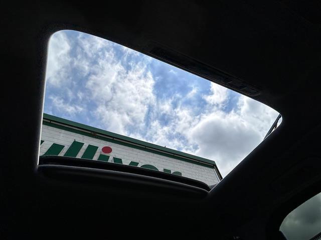 こちら天井周りの写真になります。特に目立つ汚れ等ありません。ご安心ください。天井が広いと圧迫感がなく、ストレスを感じず運転することができます。別途、室内クリーニングメニューもご用意しております。