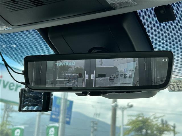 こちらバックミラー周りのの写真になります。割れ・破損等ありませんので、ご安心ください。中古車になりますと、ミラーは結構くすんで汚れていることが多いですが、くまなく清掃しておりますので、ご検討はお早めに