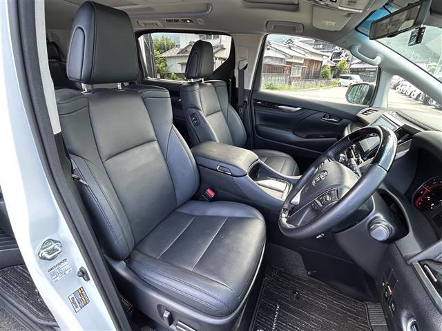 こちらは運転席のシートです。納車前には自社でしっかりクリーニングを行います。また、『AD除菌やシート撥水コーティング（別途料金）』などの、クリーニングメニューもご用意しております。