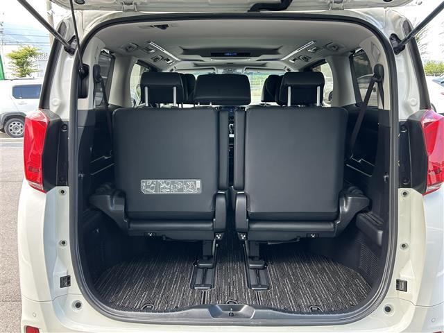 こちらトランク周りの写真になります。荷室は比較的大きく設計されていると思います。いつでも、お問い合わせお待ちしております。フリーダイヤルもご用意しております。