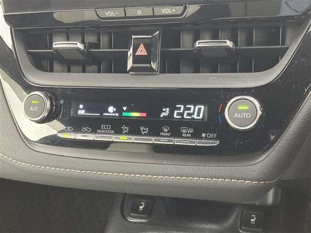 オートエアコンは温度を設定するだけで、自動で風量などを設定してくれます。運転しながら操作も必要ないので、安全性も向上します。
