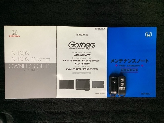 スマートキーは鍵をバッグに入れたままでもドアロックの開閉やエンジンのON・OFFができます。夜間や雨の日も鍵を探さなくて良いので便利です。