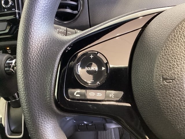 ステアリングにオーディオ操作スイッチが付いています。オーディオ画面に直接タッチしなくても操作が出来ますので、運転に集中できます。