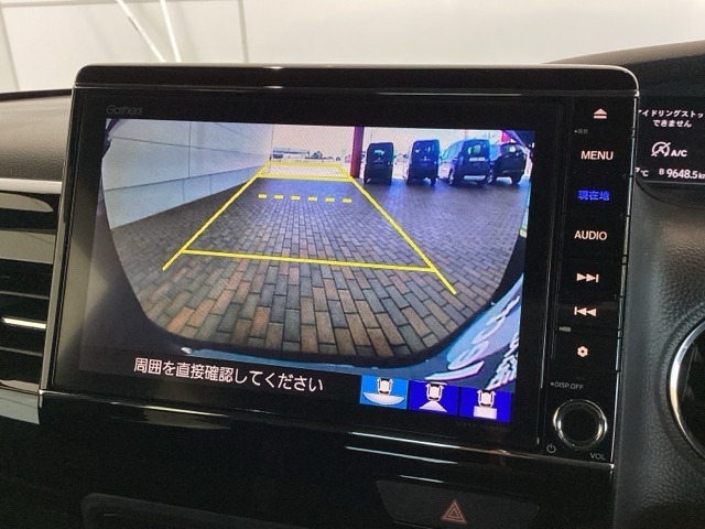 リバースギアに入れるだけで後方の表示へ切り替わります。夜間や雨の日の駐車も楽になりますよ。