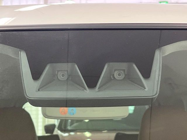 【スマートアシスト】走行中に前方の車両等を認識し、衝突しそうな時は警報とブレーキで衝突回避と被害軽減をアシスト。より安全にドライブをお楽しみいただけます。