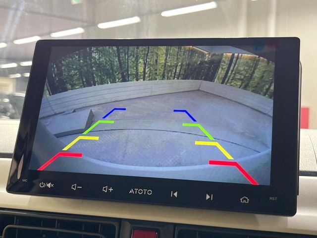 【バックカメラ】駐車時に後方がリアルタイム映像で確認できます。大型商業施設や立体駐車場での駐車時や、夜間のバック時に大活躍！運転スキルに関わらず、今や必須となった装備のひとつです！