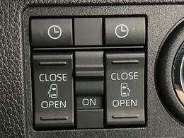 【両側スライドドア】駐車場で隣の車との間隔が狭く乗りにくい時、スライドドアなら安心！ドアオープン時も幅を取らず、開口部が広いので乗り降りがとっても簡単です。大きな荷物の出し入れも後席から可能♪