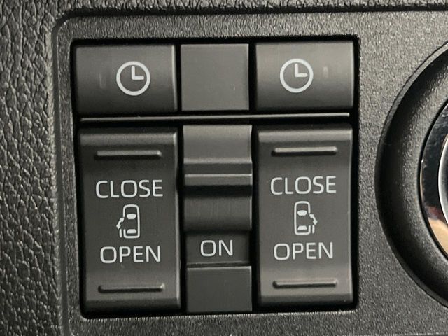 【両側スライドドア】駐車場で隣の車との間隔が狭く乗りにくい時、スライドドアなら安心！ドアオープン時も幅を取らず、開口部が広いので乗り降りがとっても簡単です。大きな荷物の出し入れも後席から可能♪