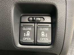 【両側パワースライドドア】スマートキーや運転席のスイッチで後席両側スライドドアの開閉が可能♪電動だから力を入れてドアを開ける必要が無く、小さなお子様でも簡単に開け閉めでき快適です♪