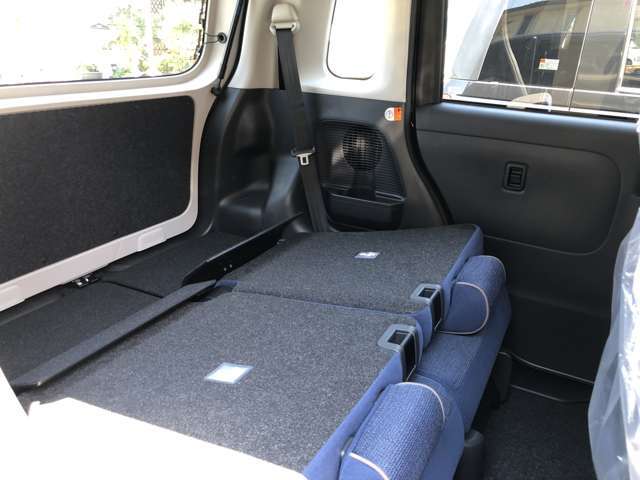 リヤシートを倒すことで、大きな荷物がさらに載せられるようになります！