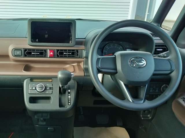 操作しやすいインパネシフトは、運転席と助手席の足元空間を格段に広くしました。