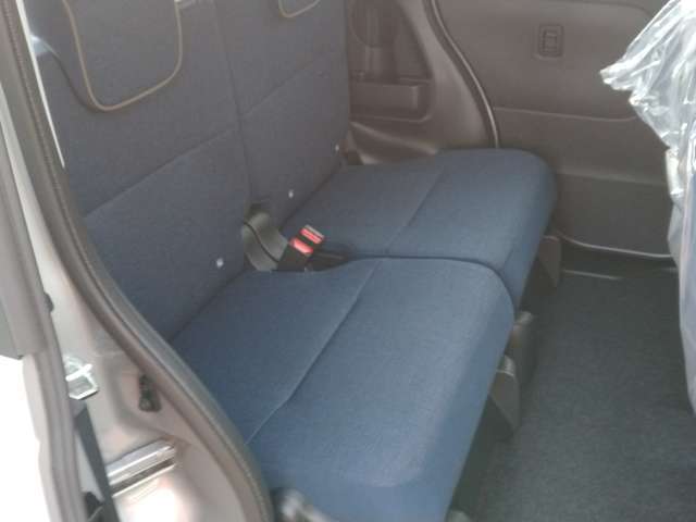 後部座席も広く、大人が4人乗ってもゆとりある空間となっています。