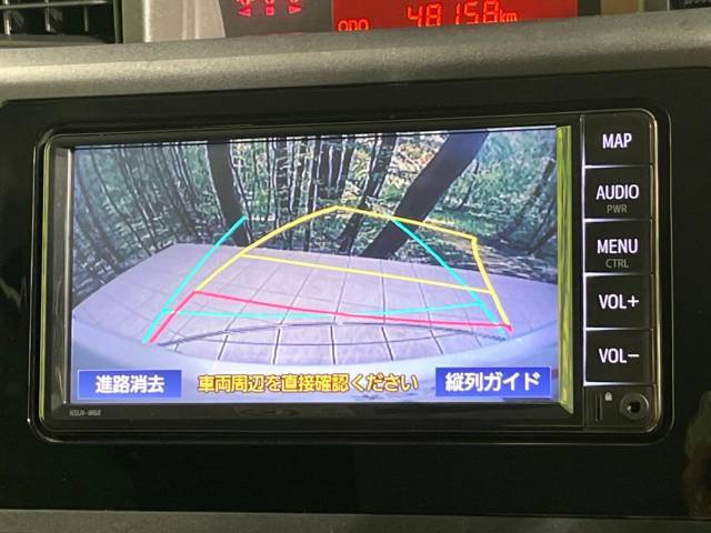 【バックカメラ】駐車時に後方がリアルタイム映像で確認できます。大型商業施設や立体駐車場での駐車時や、夜間のバック時に大活躍！運転スキルに関わらず、今や必須となった装備のひとつです！