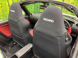 【RECAROシート】ホールド性に優れ、カーブ時の体が流れを抑制してくれます。また、体にフィットするから腰や背中が疲れにくく、ロングドライブや高速走行でも快適にお過ごしいただけます♪