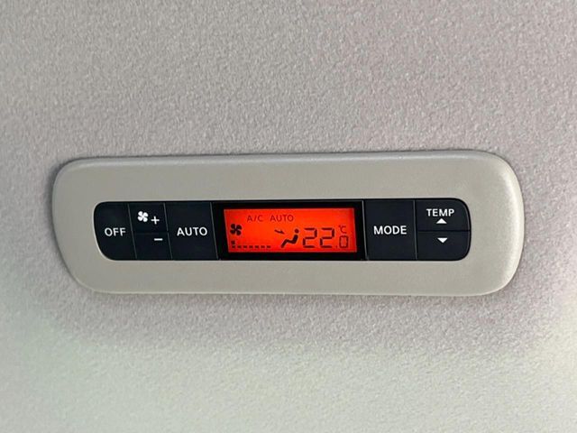 【リアオートエアコン】広い後部座席には必須の機能！風量や温度を自動で調整し前席と同様な車内環境にしてくれるリアオートエアコンを装備。夏の暑さも冬の寒さもストレスなく快適にお過ごしいただけます♪