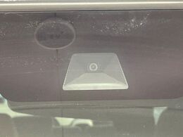 【ホンダセンシング】走行中に前方の車両等を認識し、衝突しそうな時は警報とブレーキで衝突回避と被害軽減をアシスト。より安全にドライブをお楽しみいただけます。