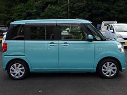 スライドドア付きで乗り降りスムーズ。広々とした窓が、車内の開放感にもつながります。