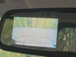 【バックカメラ】駐車時に後方がリアルタイム映像で確認できます。大型商業施設や立体駐車場での駐車時や、夜間のバック時に大活躍！運転スキルに関わらず、今や必須となった装備のひとつです！