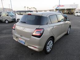 外装は展示前に専任の担当者が綺麗に仕上げております。車の状態など気になさる点がありましたらお気軽にご相談ください。自慢のお車をぜひご覧にいらしてください。