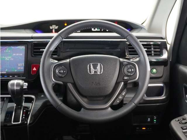 【Honda SENSING】 カメラ等装置で精度の高い検知能力を発揮、安全運転を支援します。ステアリング上のコントローラーに注目！