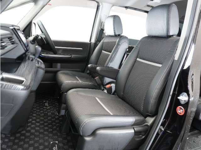 運転席と助手席は足元が繋がっているので自由に行き来しやすいので駐車場が狭いときでも助手席側からスムーズに乗り降りできて便利！