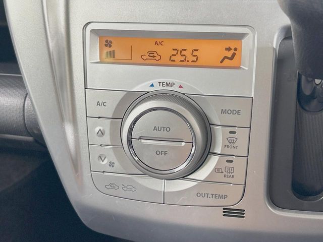 【オートエアコン】一度お好みの温度に設定すれば、車内の温度を検知し風量や温度を自動で調整。暑い…寒い…と何度もスイッチ操作をする必要はありません。快適な車内空間には必須の機能ですね♪